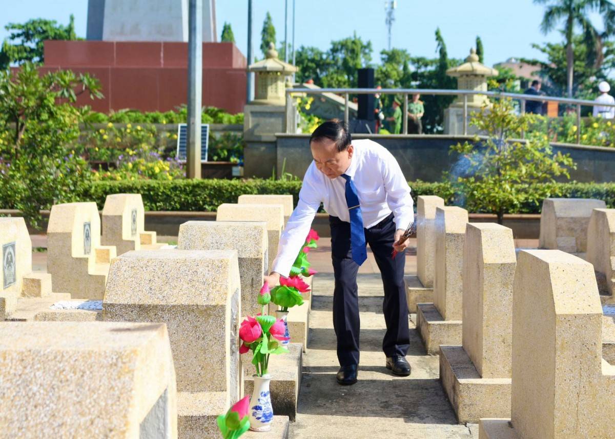 Đại tướng Lương Tam Quang tri ân người có công tại Gia Lai