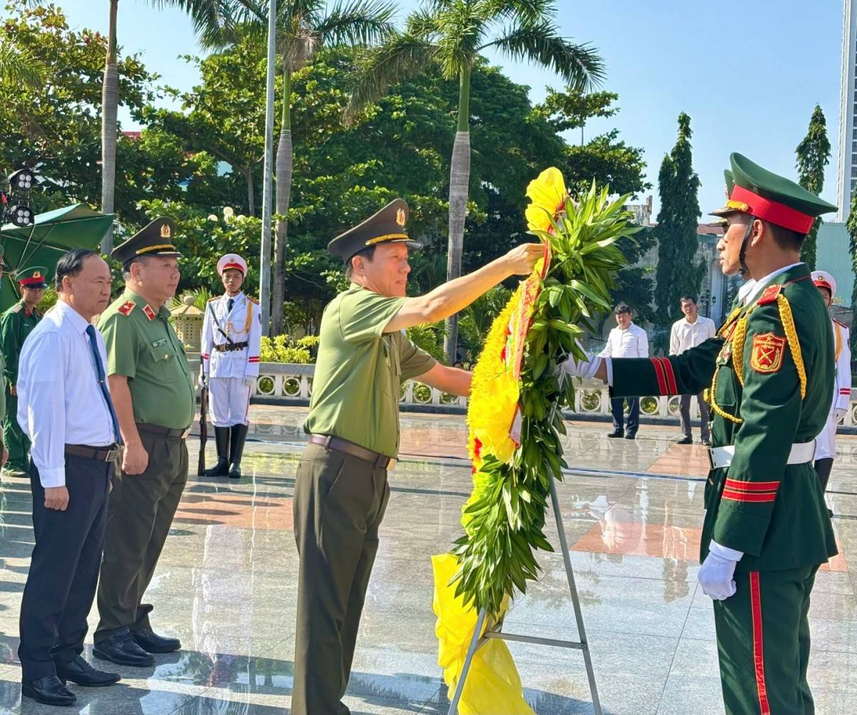 Đại tướng Lương Tam Quang tri ân người có công tại Gia Lai