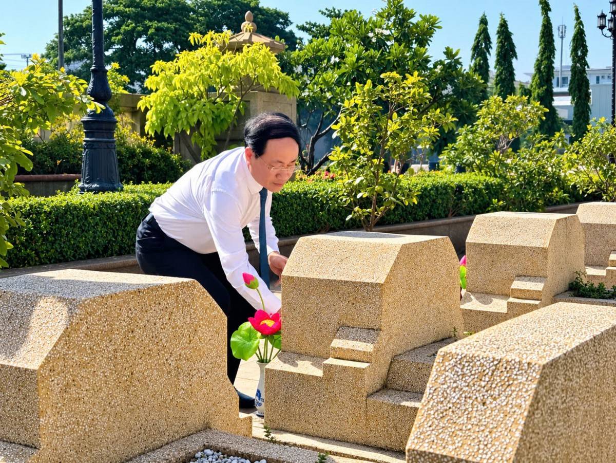 Chủ tịch UBND tỉnh Phạm Anh Tuấn thắp nén hương bày tỏ lòng biết ơn các Anh hùng liệt sĩ.