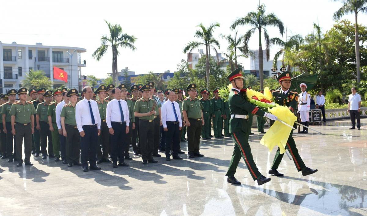 Đoàn công tác Trung ương do Đại tướng Lương Tam Quang, Ủy viên Bộ Chính trị, Bộ trưởng Bộ Công an dẫn đầu cùng lãnh đạo tỉnh Gia Lai dâng hoa, dâng hương tưởng niệm các Anh hùng liệt sĩ tại Nghĩa trang Liệt sĩ Quy Nhơn, bày tỏ lòng tri ân sâu sắc đối với những người đã hy sinh vì độc lập, tự do của Tổ quốc.