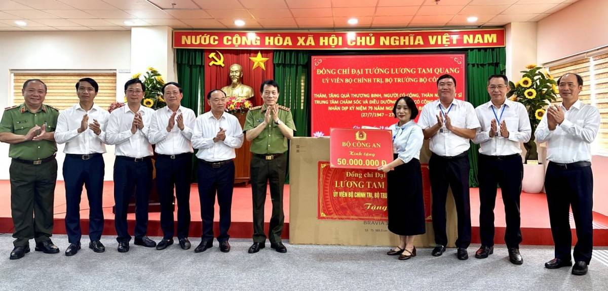 Đại tướng Lương Tam Quang trao quà của Bộ Công an tặng Trung tâm Chăm sóc và Điều dưỡng người có công tỉnh Gia Lai.