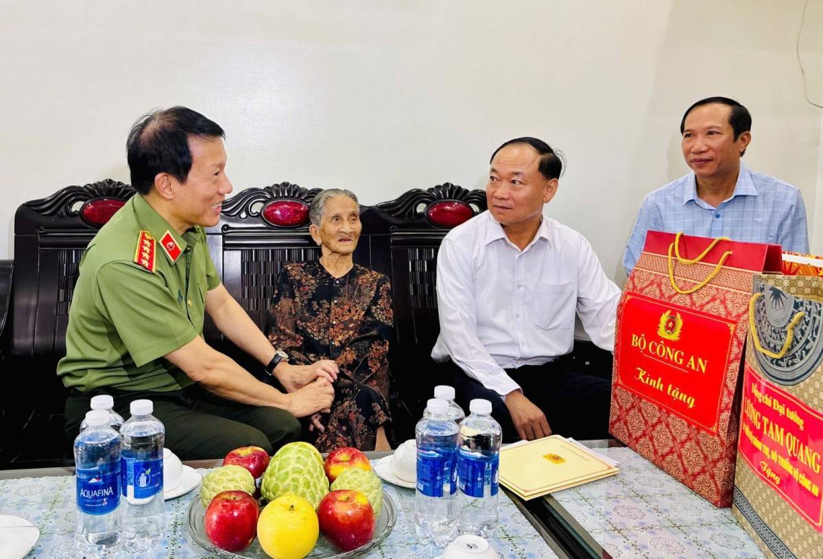 Đại tướng Lương Tam Quang thăm hỏi, tặng quà Mẹ Việt Nam Anh hùng Nguyễn Thị Hiến.