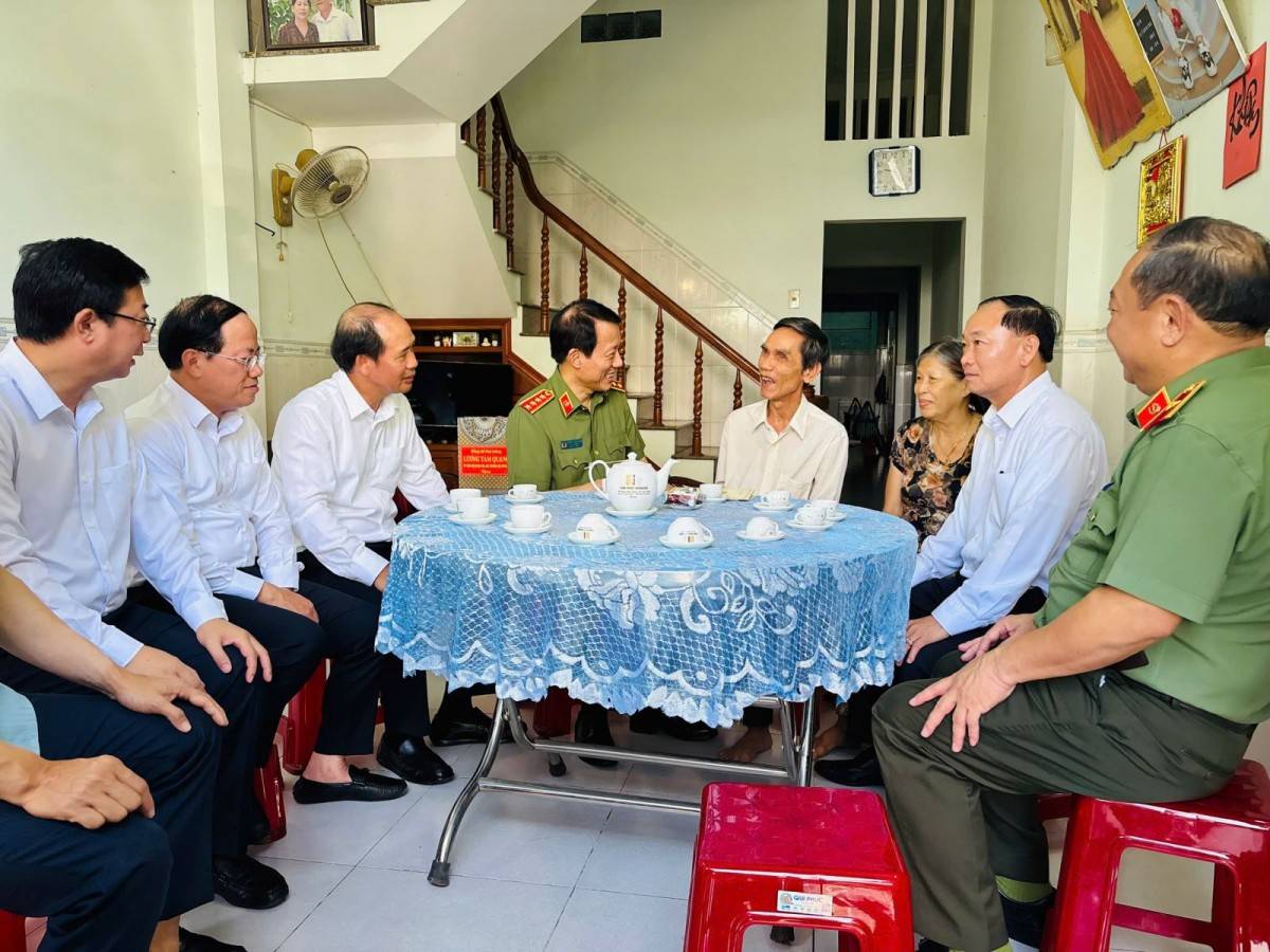 Đại tướng Lương Tam Quang ân cần thăm hỏi, trao quà tri ân gia đình thương binh Nguyễn Văn Thiệt.