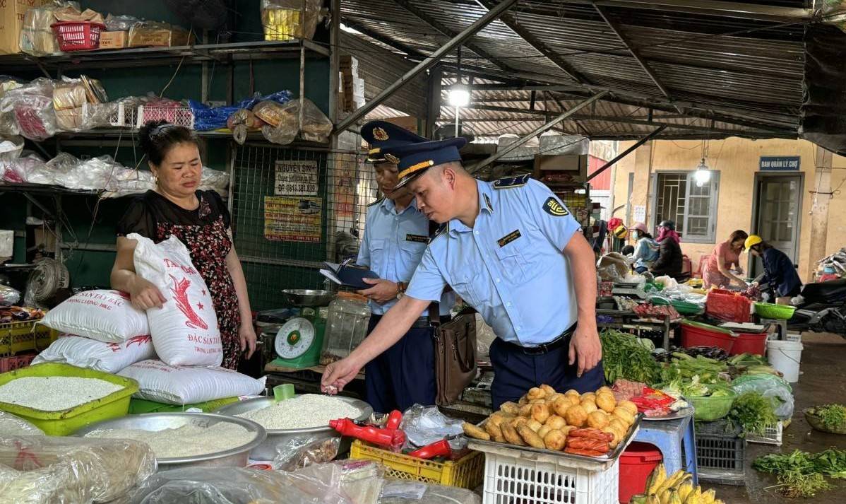 Điện Biên chủ động nguồn hàng, giữ ổn định thị trường mùa mưa lũ