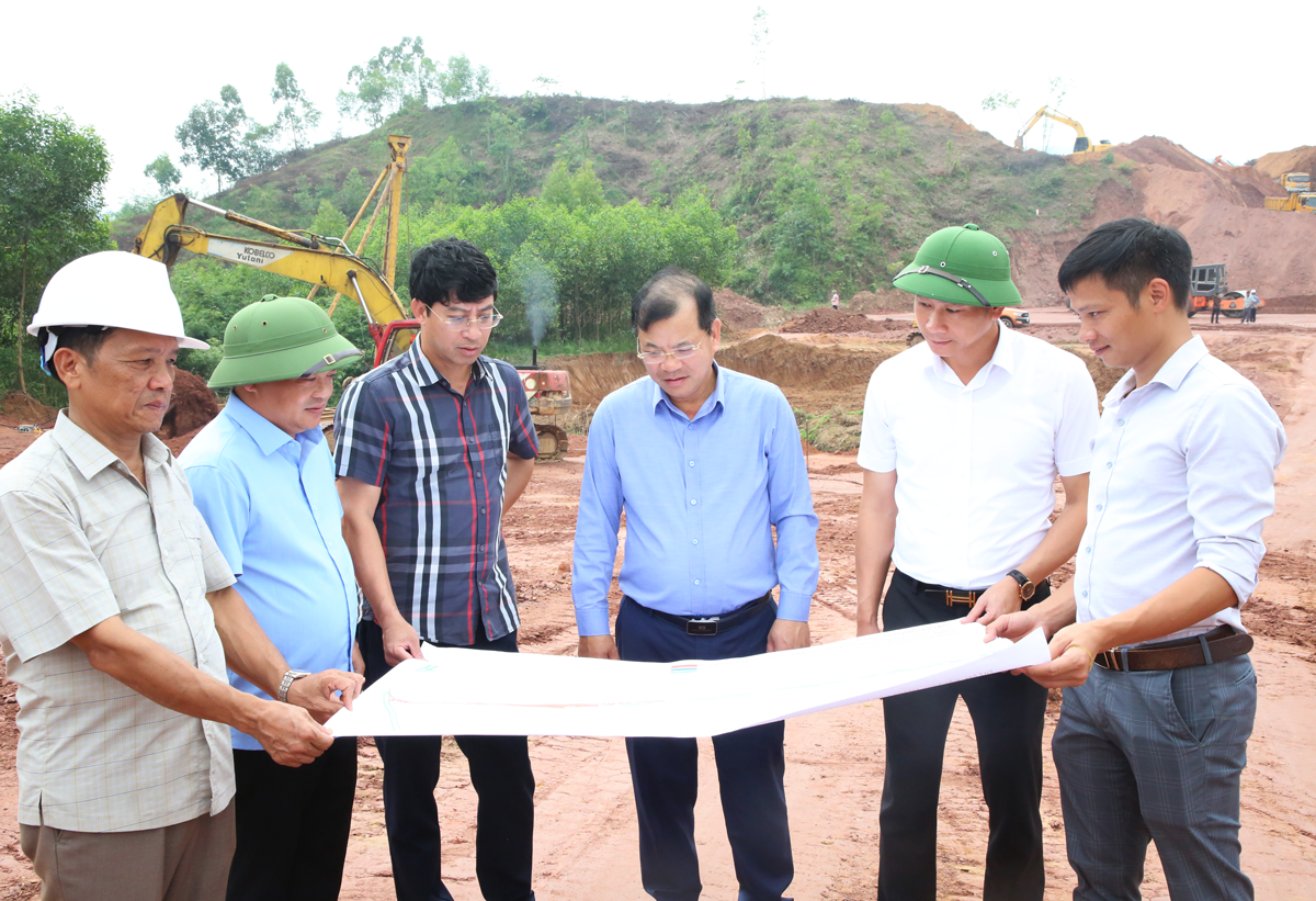 Phó Chủ tịch UBND tỉnh Phan Thế Tuấn xem bản vẽ và kiểm tra tiến độ thi công Gói thầu số 12 thuộc dự án.