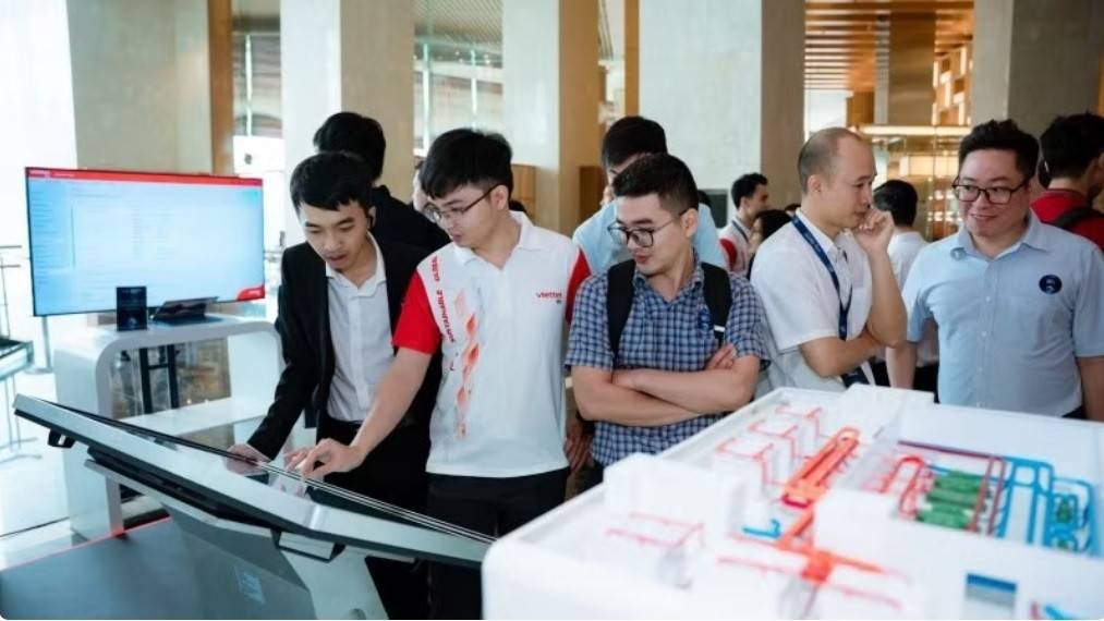 Doanh nghiệp công nghệ số tìm hiểu các giải pháp về hạ tầng số và dữ liệu tại Hội nghị Data Center & Cloud Infrastructure Summit (DCCI Summit) 2026.