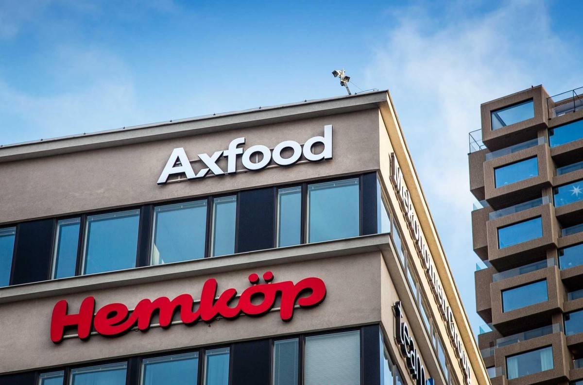 Axfood là doanh nghiệp bán lẻ thực phẩm lớn của Thụy Điển, trong đó Axel Johnson AB giữ cổ phần chi phối, đóng góp quan trọng vào doanh thu hơn 144 tỷ kronor của tập đoàn.Trụ sở Axel Johnson AB tại Stockholm, trung tâm điều hành tập đoàn gia đình hoạt độn