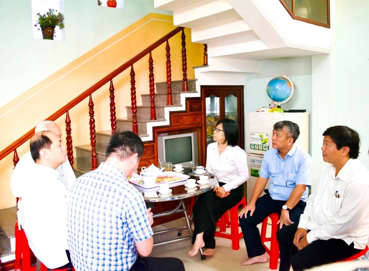 Phó Chủ tịch UBND tỉnh Nguyễn Thị Thanh Lịch cùng lãnh đạo các sở, ngành và phường Quy Nhơn ân cần thăm hỏi, trò chuyện với gia đình Anh hùng Lực lượng vũ trang nhân dân, liệt sĩ Trần Văn Bình.