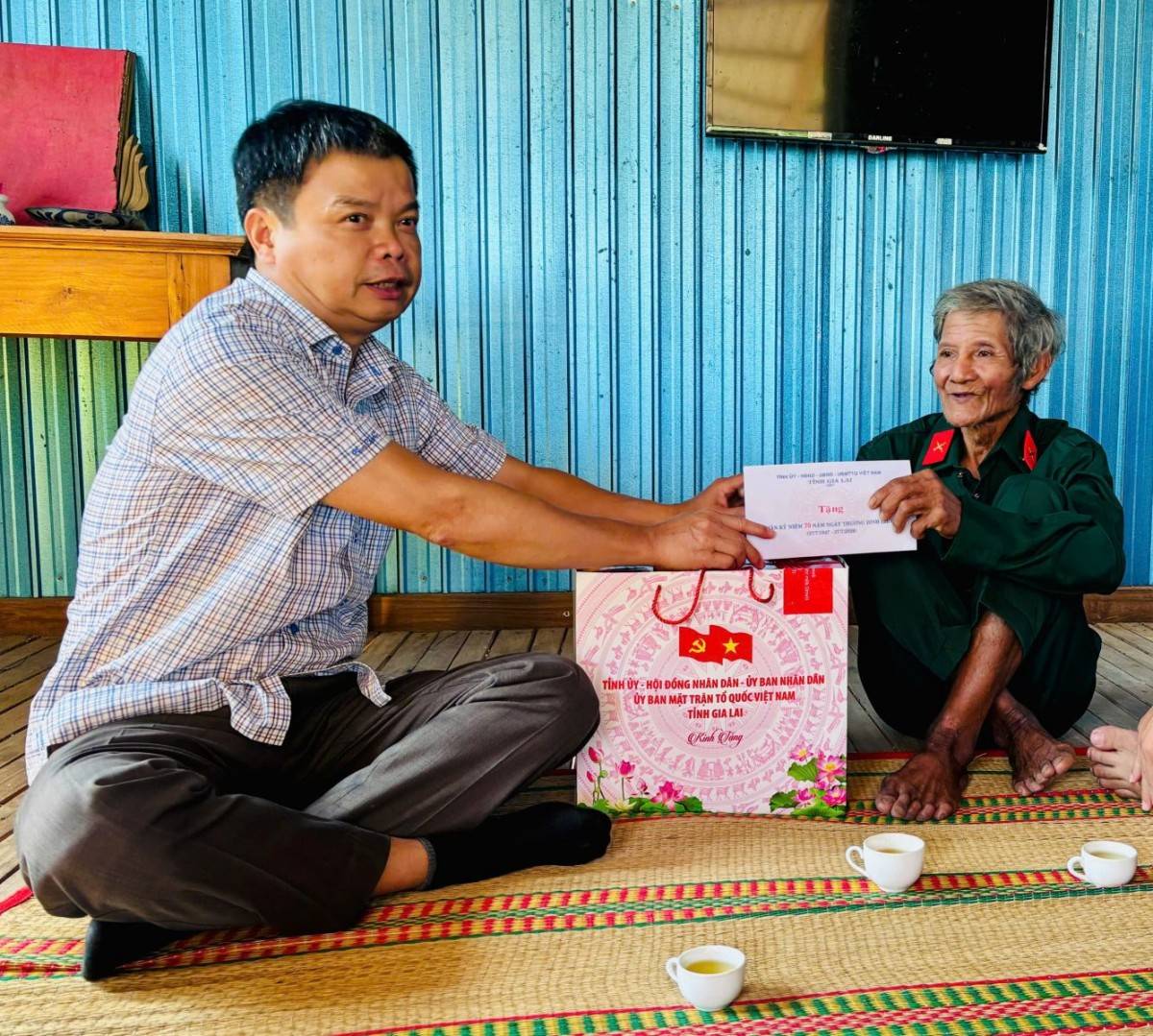 Lãnh đạo tỉnh ân cần thăm hỏi, trao quà tri ân bà Đinh Thị Đinh, người có công giúp đỡ cách mạng, tại xã Canh Liên.