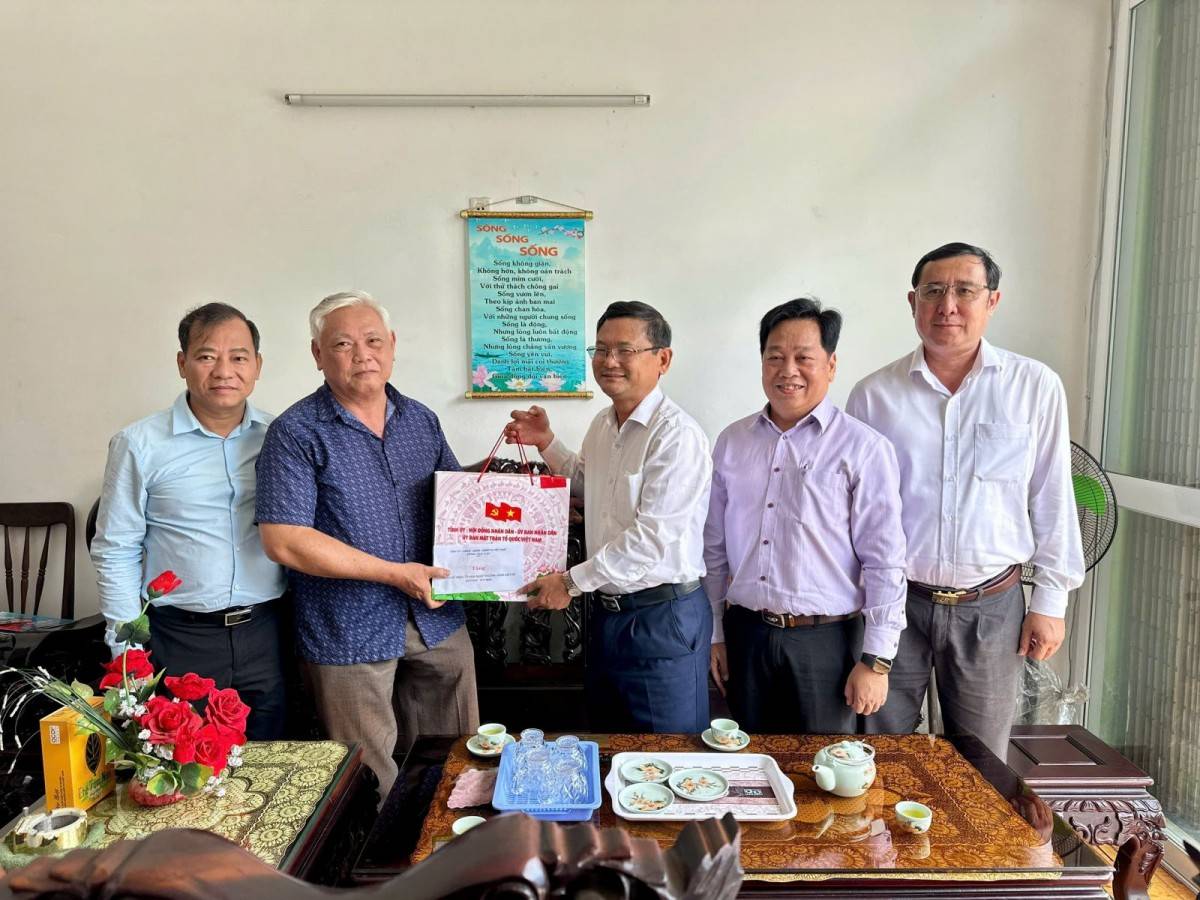 Phó Chủ tịch UBND tỉnh Nguyễn Tự Công Hoàng (bên phải) ân cần thăm hỏi, trao quà tri ân thương binh Nguyễn Trọng Đông
