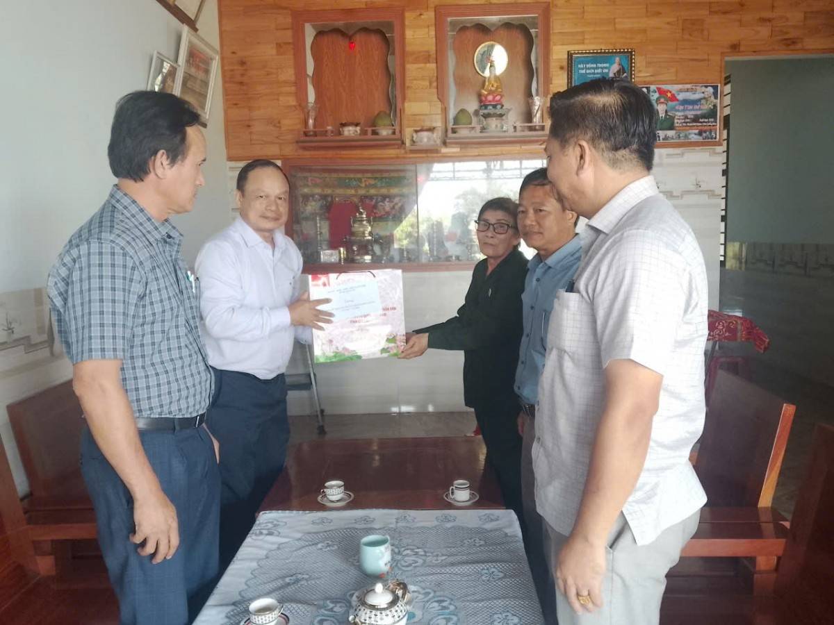 Phó Chủ tịch UBND tỉnh Nguyễn Hữu Quế trao quà tri ân bà Bùi Thị Hiệp, thương binh suy giảm khả năng lao động 72%, xã Ia Hru.