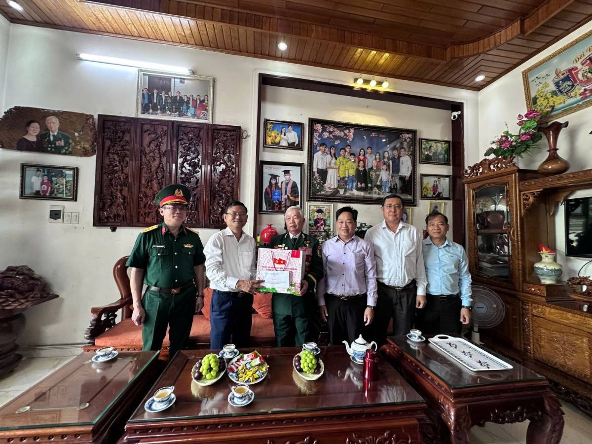 Phó Chủ tịch UBND tỉnh Nguyễn Tự Công Hoàng ân cần thăm hỏi, động viên thương binh Nguyễn Trọng Đông nhân dịp kỷ niệm 79 năm Ngày Thương binh - Liệt sĩ.