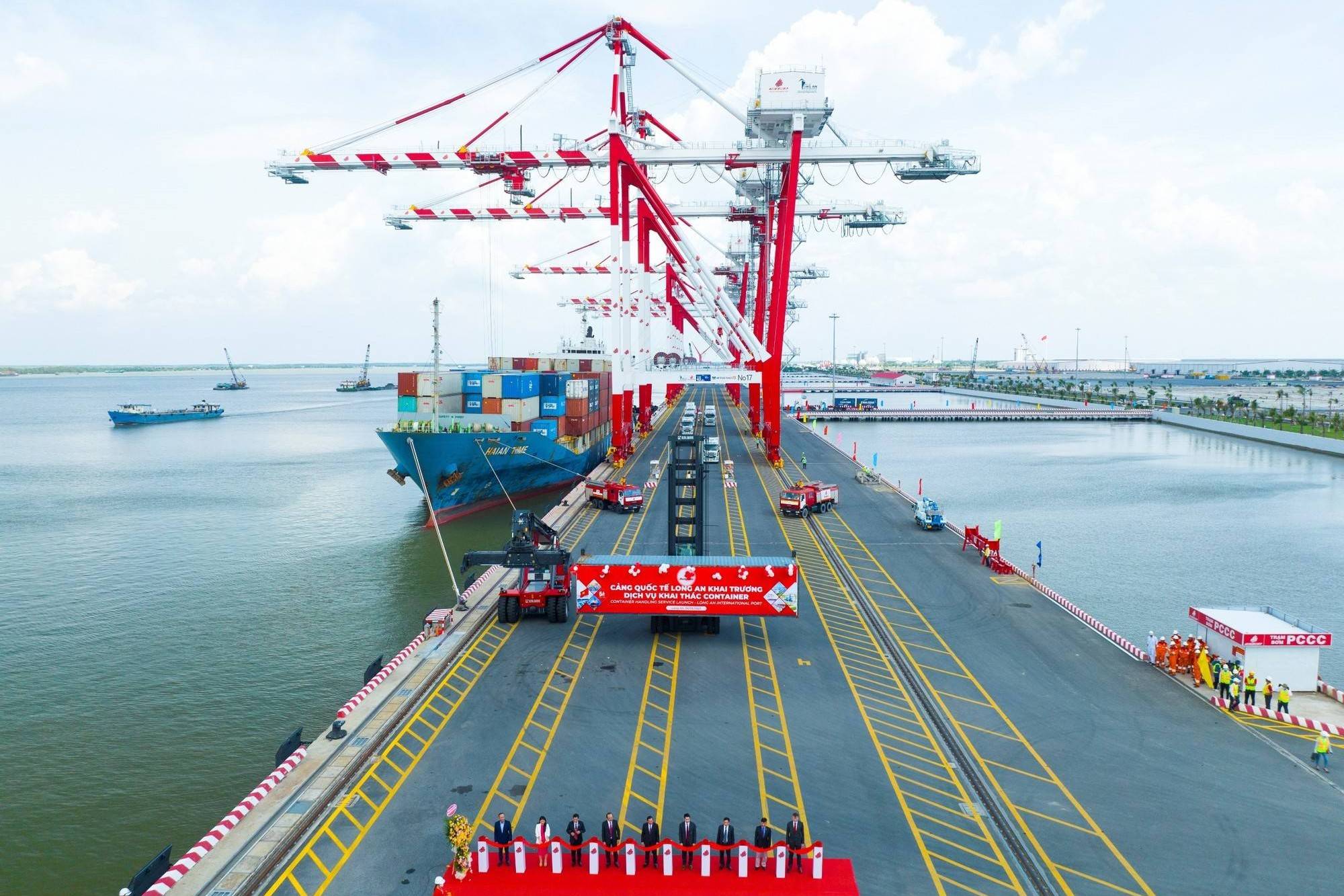 Cảng biển bứt tốc, Việt Nam cần chinh phục "miếng bánh" dịch vụ hàng hải giá trị cao