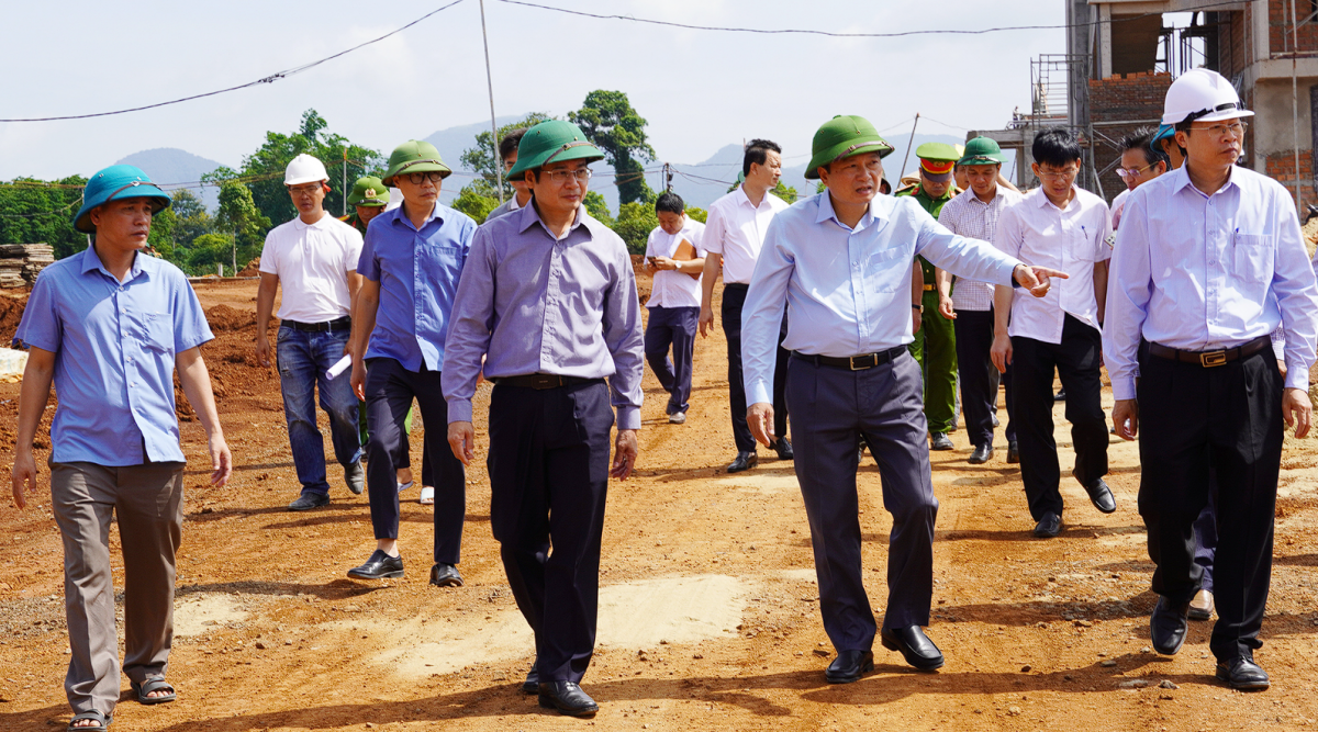 Chủ tịch UBND tỉnh Quảng Trị kiểm tra tiến độ các dự án giáo dục và hạ tầng giao thông trọng điểm