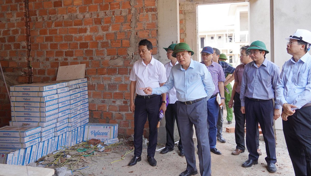 Chủ tịch UBND tỉnh Quảng Trị kiểm tra tiến độ các dự án giáo dục và hạ tầng giao thông trọng điểm
