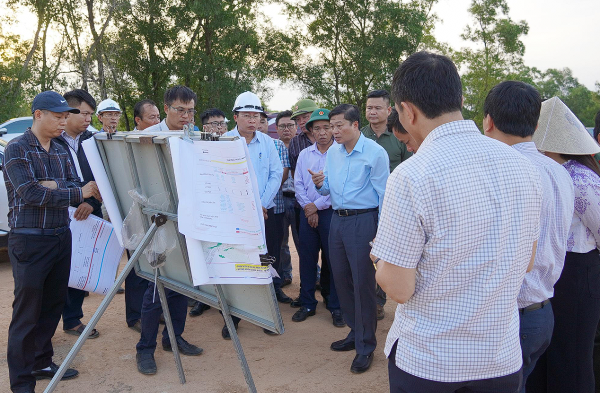 Chủ tịch UBND tỉnh Quảng Trị kiểm tra tiến độ các dự án giáo dục và hạ tầng giao thông trọng điểm