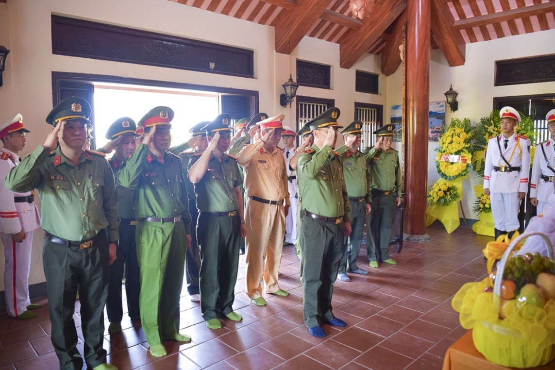 Công an tỉnh Quảng Trị dâng hương tại các địa chỉ đỏ, tri ân các anh hùng liệt sĩ và Đại tướng Võ Nguyên Giáp