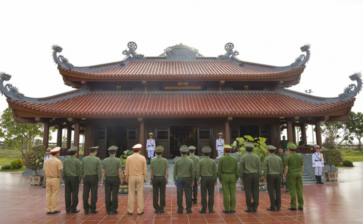 Công an tỉnh Quảng Trị dâng hương tại các địa chỉ đỏ, tri ân các anh hùng liệt sĩ và Đại tướng Võ Nguyên Giáp