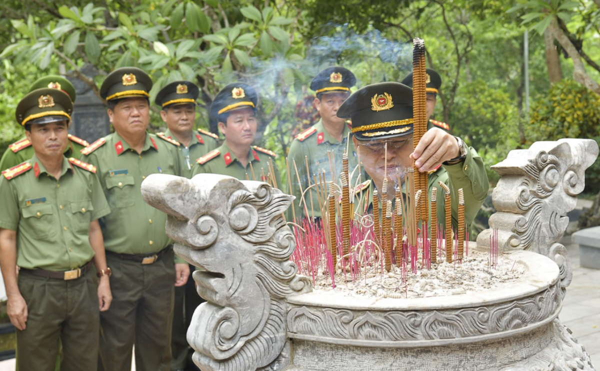 Công an tỉnh Quảng Trị dâng hương tại các địa chỉ đỏ, tri ân các anh hùng liệt sĩ và Đại tướng Võ Nguyên Giáp