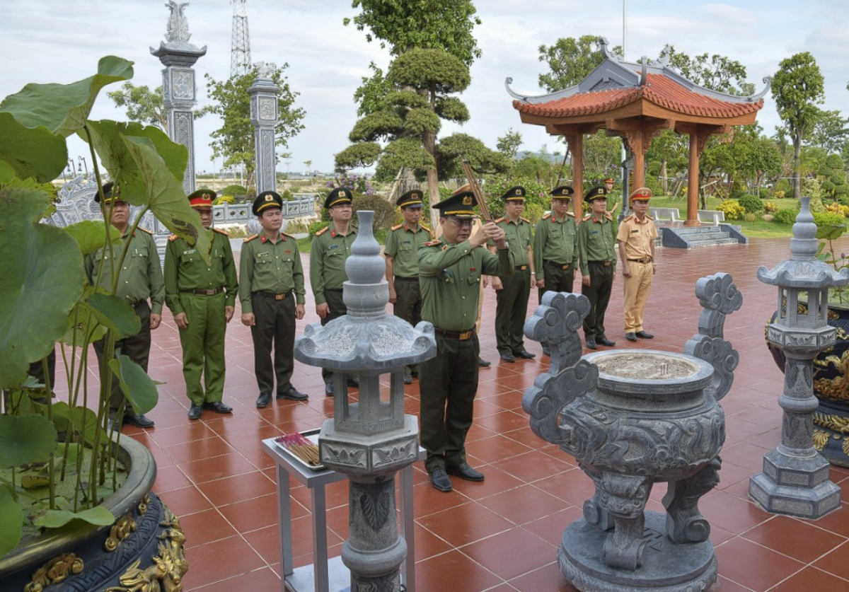 Công an tỉnh Quảng Trị dâng hương tại các địa chỉ đỏ, tri ân các anh hùng liệt sĩ và Đại tướng Võ Nguyên Giáp