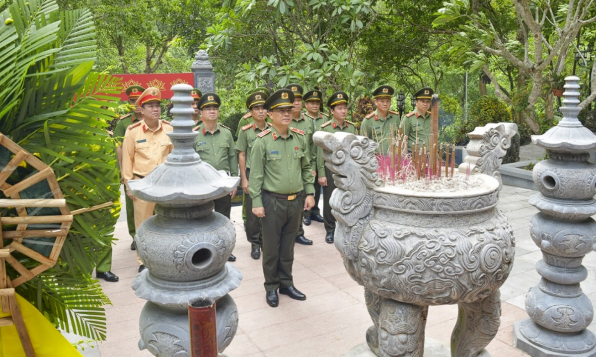 Công an tỉnh Quảng Trị dâng hương tại các địa chỉ đỏ, tri ân các anh hùng liệt sĩ và Đại tướng Võ Nguyên Giáp