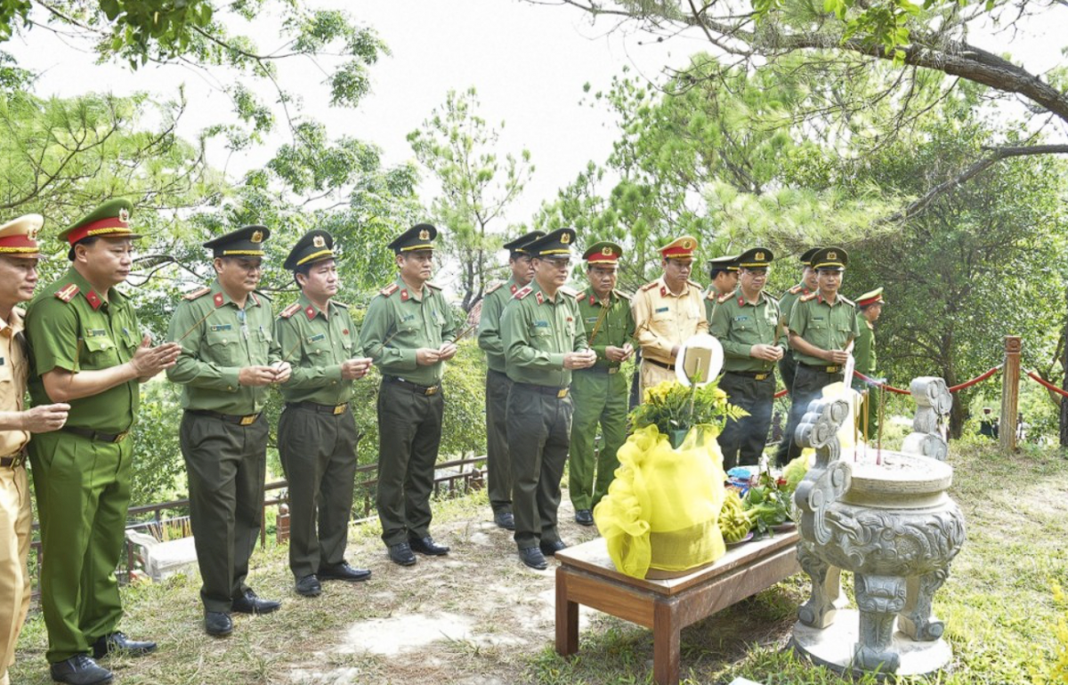 Công an tỉnh Quảng Trị dâng hương tại các địa chỉ đỏ, tri ân các anh hùng liệt sĩ và Đại tướng Võ Nguyên Giáp