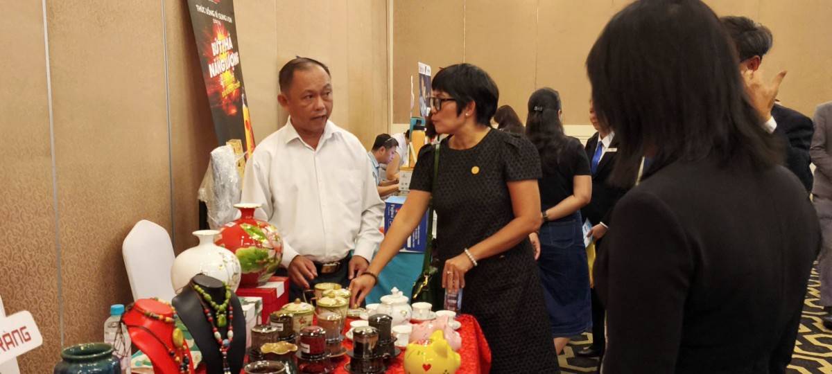Các đại biểu tham quan các gian hàng của các Doanh nghiệp tại sự kiện.