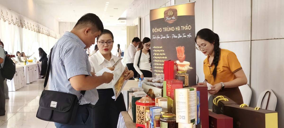 Tham quan các gian hàng tại sự kiện