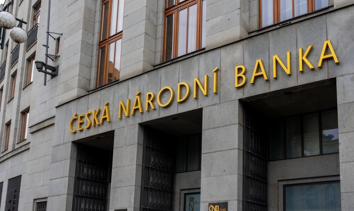 Séc mắc kẹt giữa lãi suất và eurozone