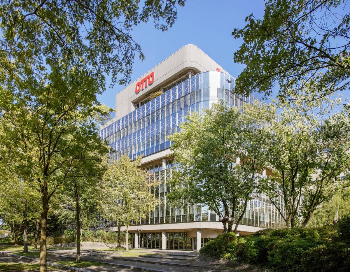 Trụ sở Otto Group tại Hamburg, trung tâm điều hành một trong những tập đoàn bán lẻ và thương mại điện tử lớn nhất châu Âu, do gia đình Otto kiểm soát qua nhiều thế hệ.