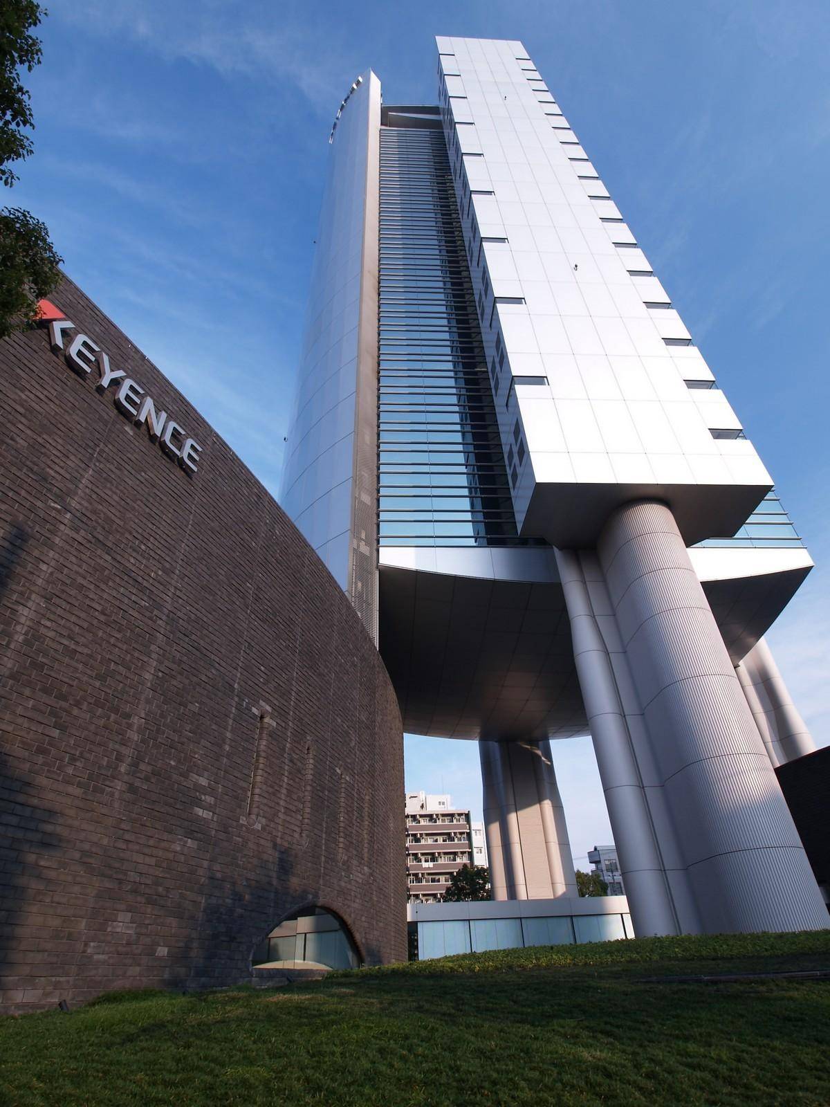 Trụ sở Keyence tại Osaka, Nhật Bản. Đây là trung tâm điều hành của một trong những doanh nghiệp công nghệ công nghiệp có giá trị nhất Nhật Bản, nổi tiếng với các giải pháp cảm biến, đo lường và tự động hóa phục vụ hàng loạt nhà sản xuất trên toàn thế giới