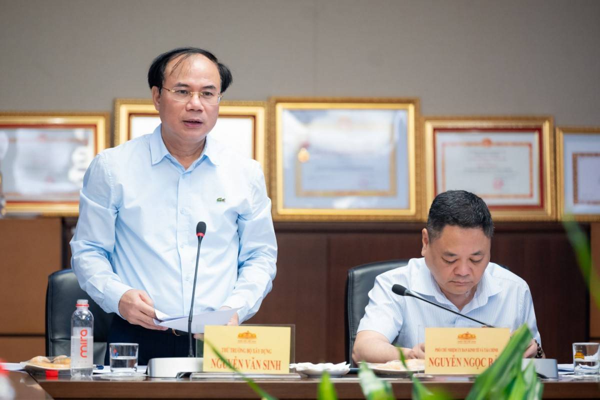 Thứ trưởng Bộ Xây dựng Nguyễn Văn Sinh trình bày Tờ trình dự án Luật Kinh doanh bất động sản (sửa đổi).