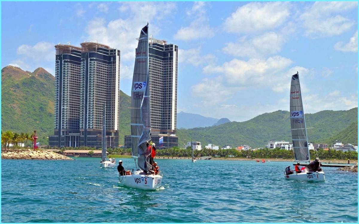 Toàn cảnh vịnh Nha Trang rực rỡ trong ngày hội thuyền buồm quốc tế VPS Cup năm 2026