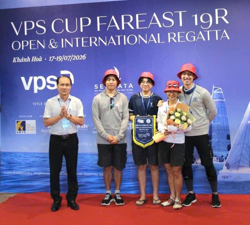 Toàn cảnh vịnh Nha Trang rực rỡ trong ngày hội thuyền buồm quốc tế VPS Cup năm 2026