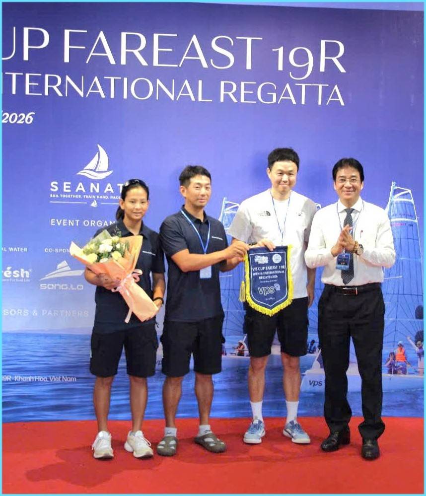 Toàn cảnh vịnh Nha Trang rực rỡ trong ngày hội thuyền buồm quốc tế VPS Cup năm 2026