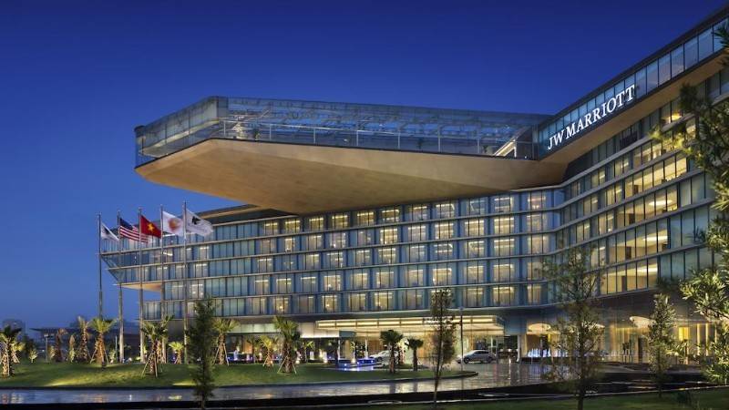 JW Marriott Hà Nội là khách sạn 5 sao đầu tiên được vận hành bởi tập đoàn quản lý khách sạn Marriott International, với thiết kế lấy cảm hứng từ “Con Rồng huyền thoại” nằm bên bờ Biển Đông – một biểu tượng rất có ý nghĩa trong di sản văn hóa lâu đời, đậm đà bản sắc dân tộc Việt Nam. Các Tổng thống Mỹ khi đến Việt Nam thường lưu trú tại khách sạn này.