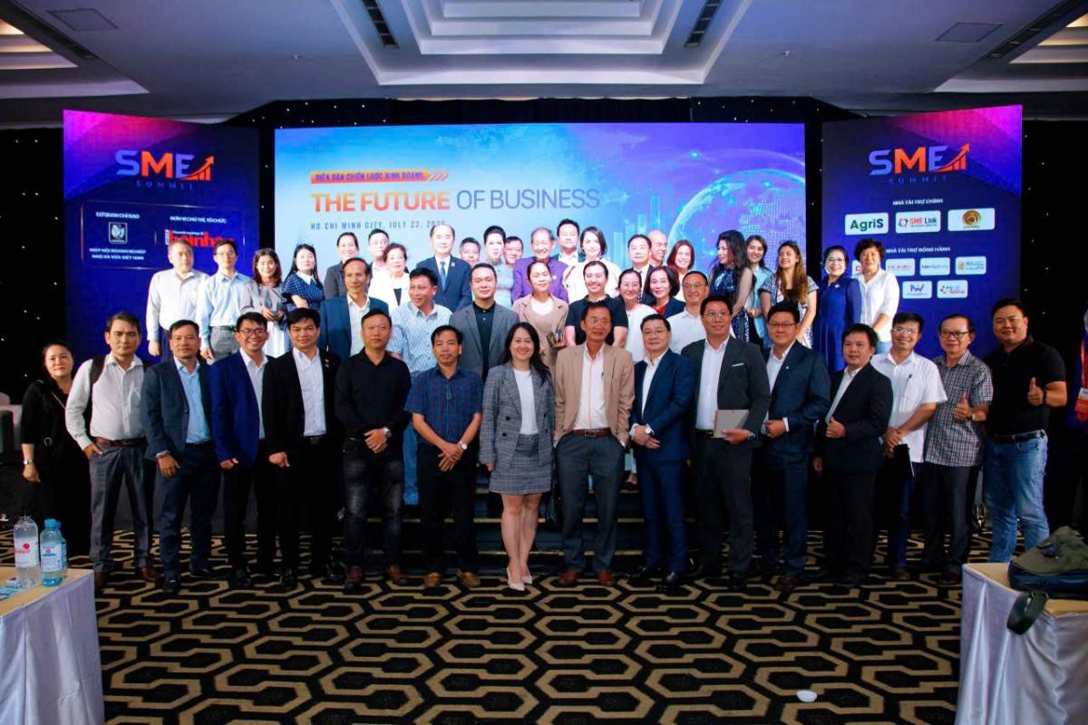 Các đại biểu chụp ảnh kỷ niệm cùng các diễn giả