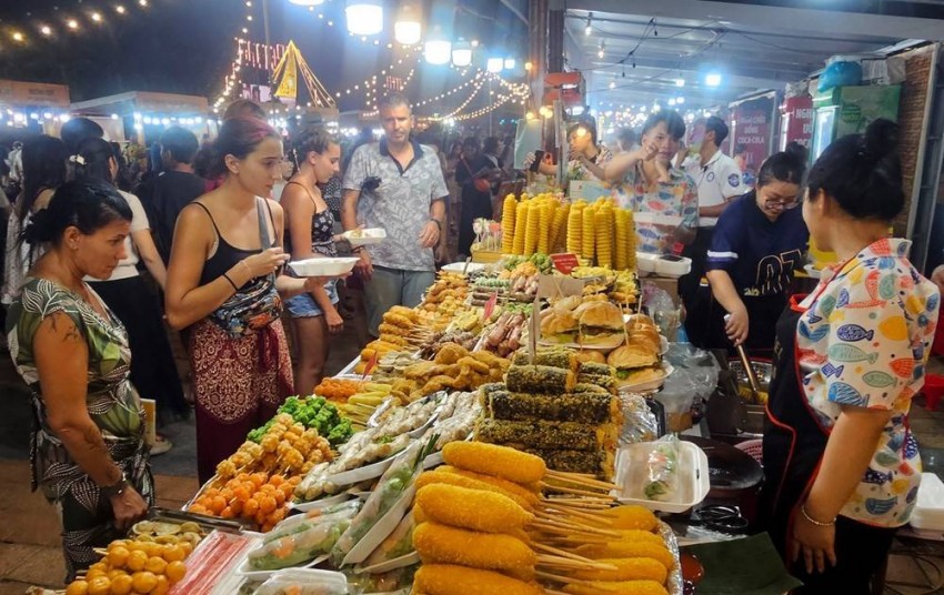 Nổi bật là Không gian ẩm thực chợ quê tại Công viên Biển Đông với những món ăn đặc trưng xứ Quảng 