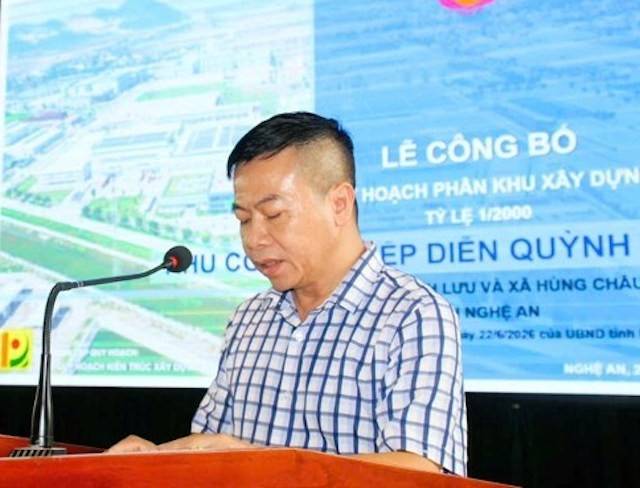 Ông Phan Thanh Nam - Phó Giám đốc Ban Quản lý dự án khu vực Khu kinh tế Nghệ An (Ban Quản lý Khu kinh tế Đông Nam) công bố Quyết định duyệt Quy hoạch phân khu tỷ lệ 1/2.000 Khu công nghiệp Diễn Quỳnh 1 tại hội nghị
