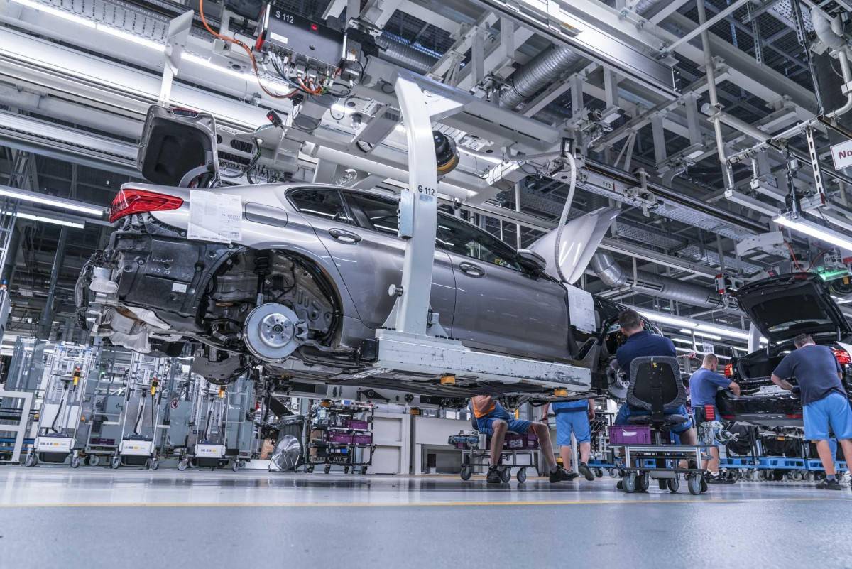 Dây chuyền sản xuất BMW tại Đức. BMW tiếp tục đầu tư mạnh vào xe điện và công nghệ mới trong khi vẫn duy trì lợi nhuận từ các dòng xe truyền thống.