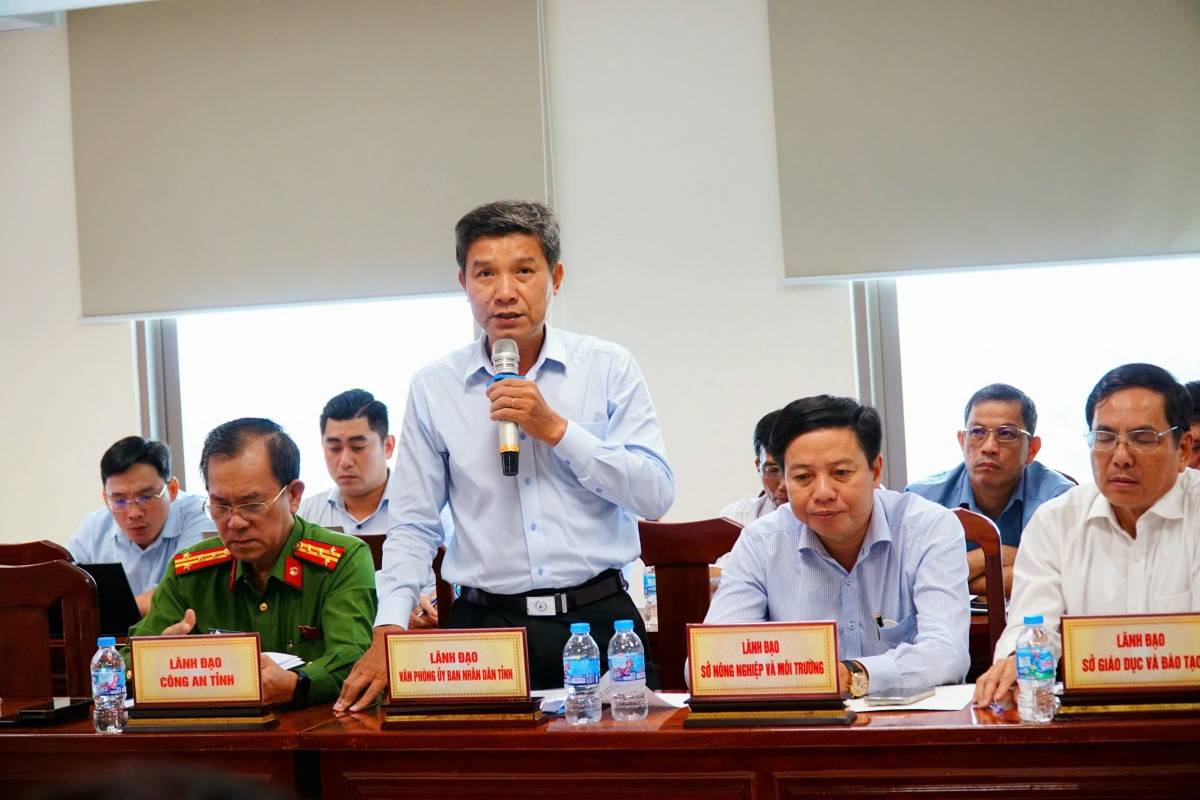 Lãnh đạo các đơn vị cung cấp thông tin về tình hình kinh tế - xã hội, các chủ trương, chính sách mới tại Hội nghị giao ban báo chí tháng 7.
