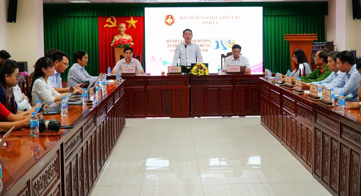 Đồng chí Phạm Thế Vinh, Phó Trưởng Ban Tuyên giáo và Dân vận Tỉnh ủy phát biểu định hướng công tác thông tin, tuyên truyền tại Hội nghị giao ban báo chí tháng 7.