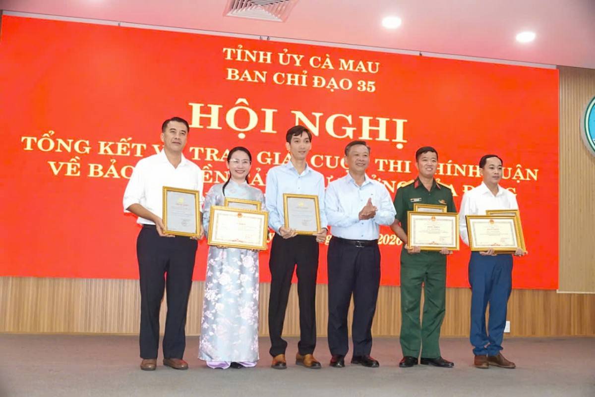 Trao giải A cho các cá nhân đạt giải xuất sắc