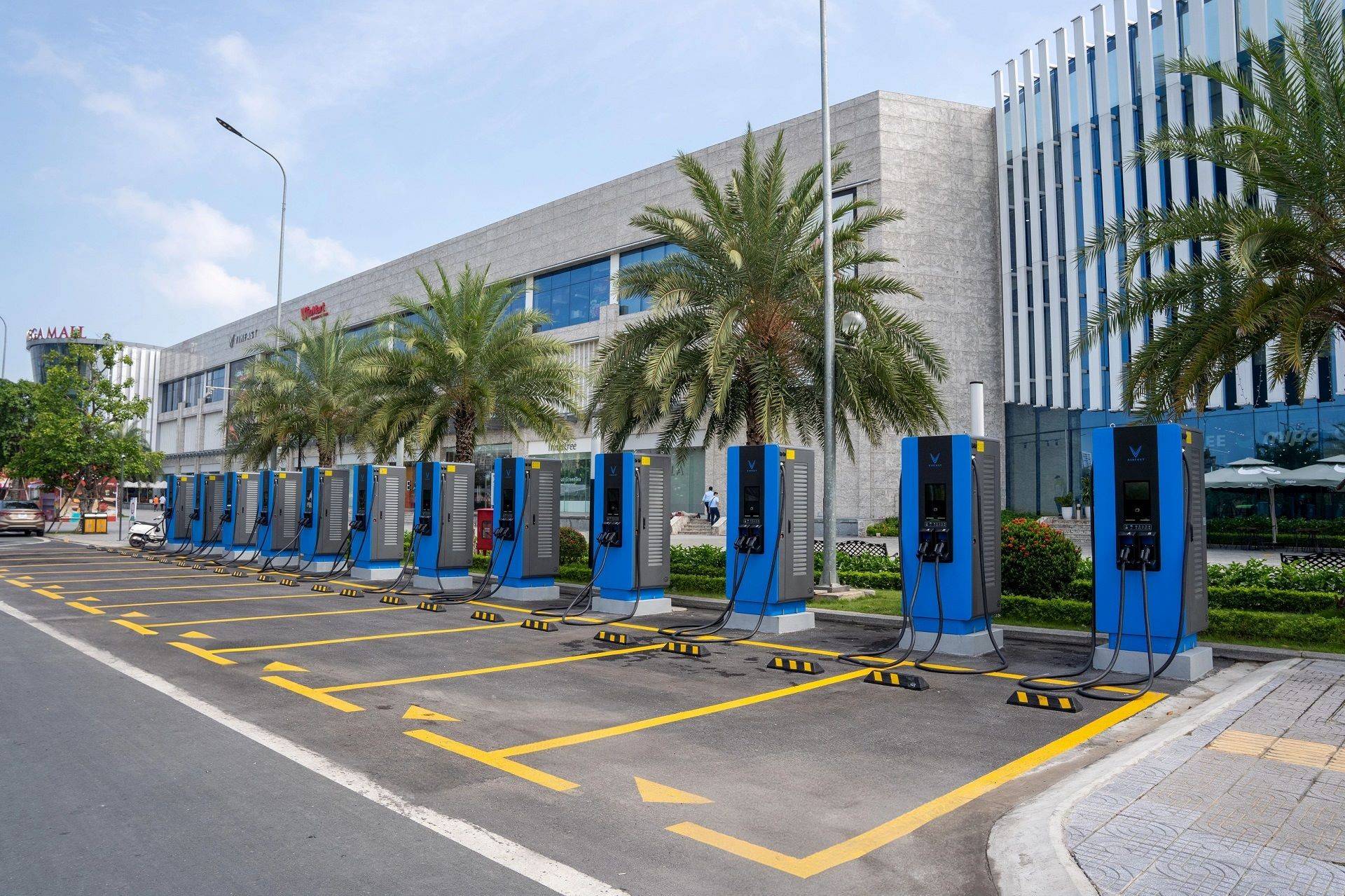 Kiến nghị của cử tri Hà Tĩnh được tiếp thu, quy chuẩn trạm sạc xe điện sẽ ban hành trước tháng 10