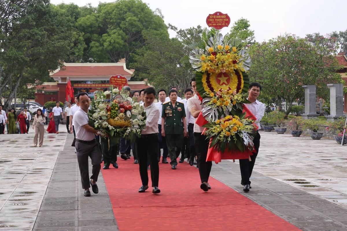 Đoàn Hiệp hội Doanh nghiệp tỉnh Thanh Hoá dâng hương, dâng hoa tưởng nhớ các anh hùng Liệt - Sĩ