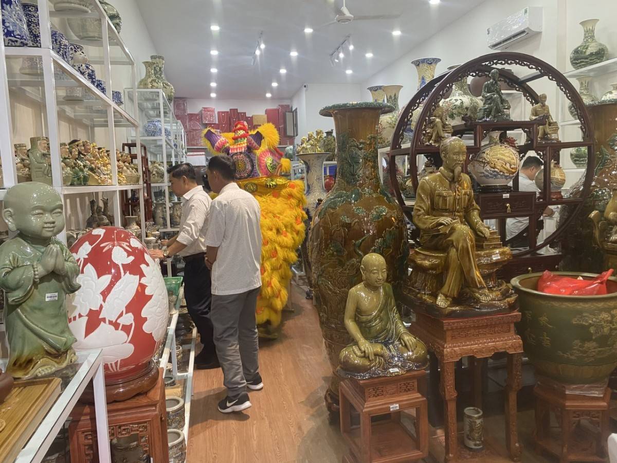 Người tiêu dùng Nha Trang có cơ hội mua sản phẩm Gốm Bát Tràng chính hãng