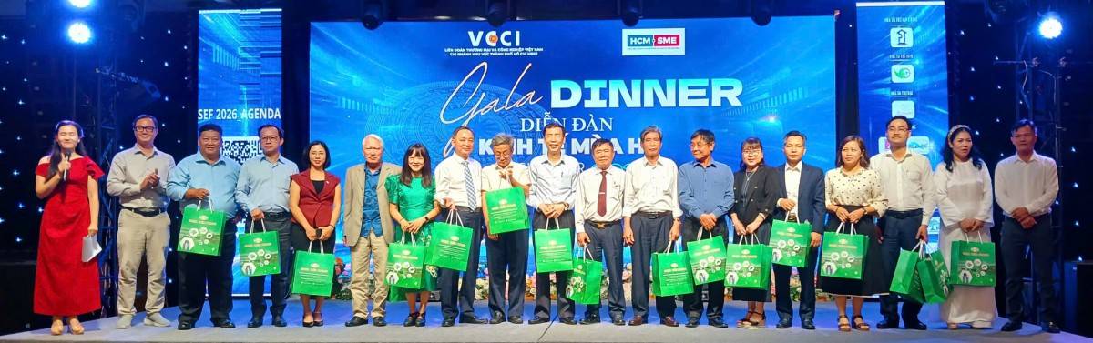 Ban tổ chức tặng quà tri ân các nhà tài trợ trong khuôn khổ Diễn đàn