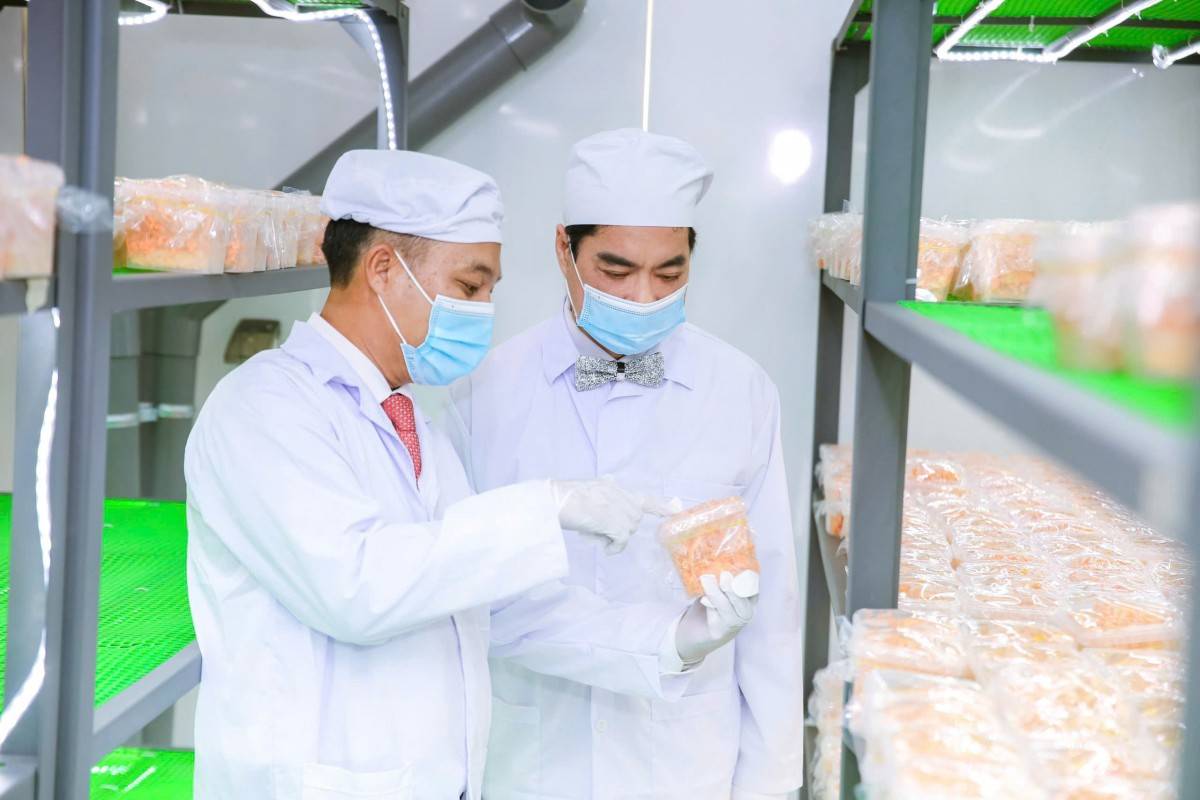 Danh ca Ngọc Sơn và em trai Ngọc Hải tại nhà máy sản xuất Đông trùng hạ thảo Phúc An – sản phẩm tâm huyết được hai anh em dành nhiều tâm sức xây dựng, phát triển với mong muốn mang đến những sản phẩm chất lượng, an toàn, góp phần chăm sóc sức khỏe người tiêu dùng.