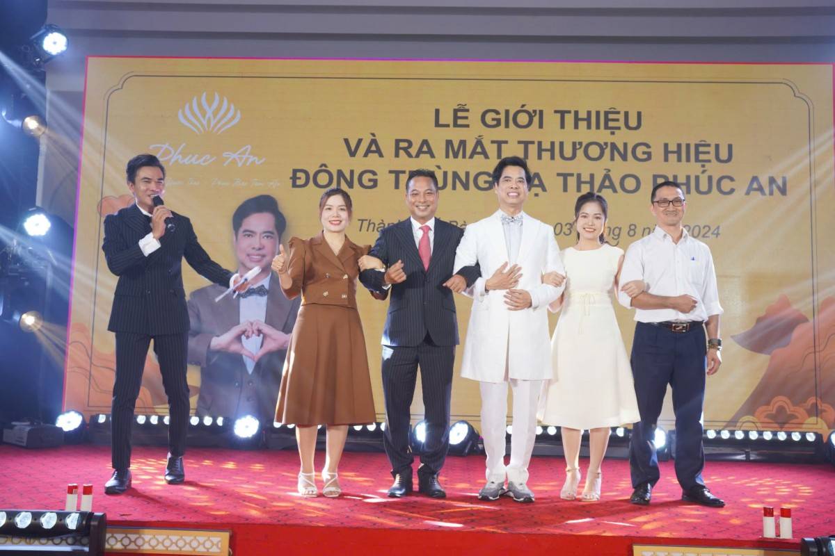 Danh ca Ngọc Sơn dự và ra mắt Lễ giới thiệu thượng hiệu Đông trùng hạ thảo Phúc An