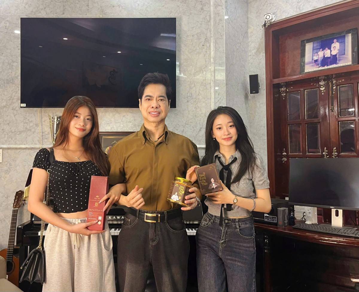 Danh ca Ngọc Sơn (Anh Ba) giản dị trong cuộc sống thường ngày bên các sản phẩm Đông trùng hạ thảo Phúc An.